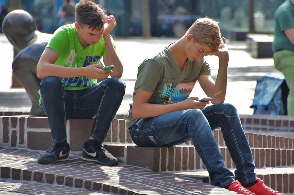 Más de la mitad de los jóvenes son dependientes de sus celulares