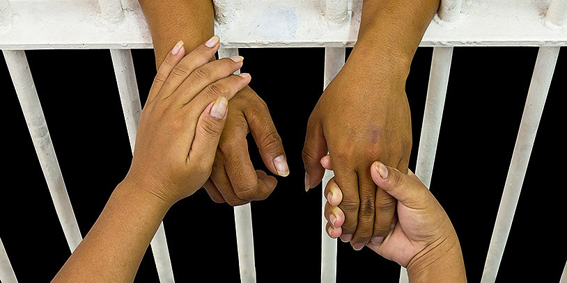 UNIFICACIÓN: Juez de conocimiento puede decidir sobre prisión domiciliaria para progenitores cabeza de familia